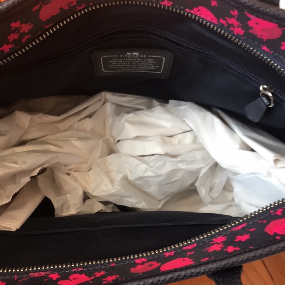 NWT- beautiful Coach purse - Picture 4 of 4